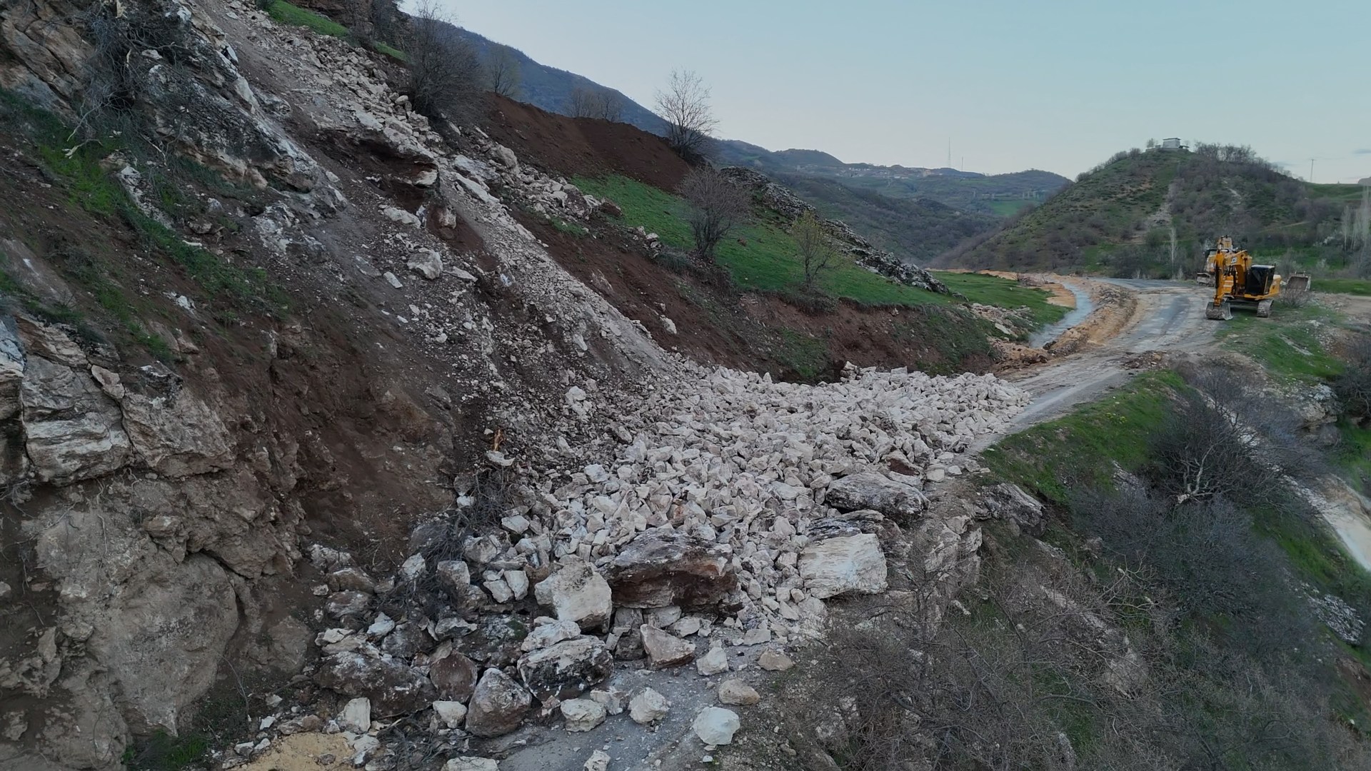 Bingöl’de heyelan nedeniyle yol ulaşıma kapandı