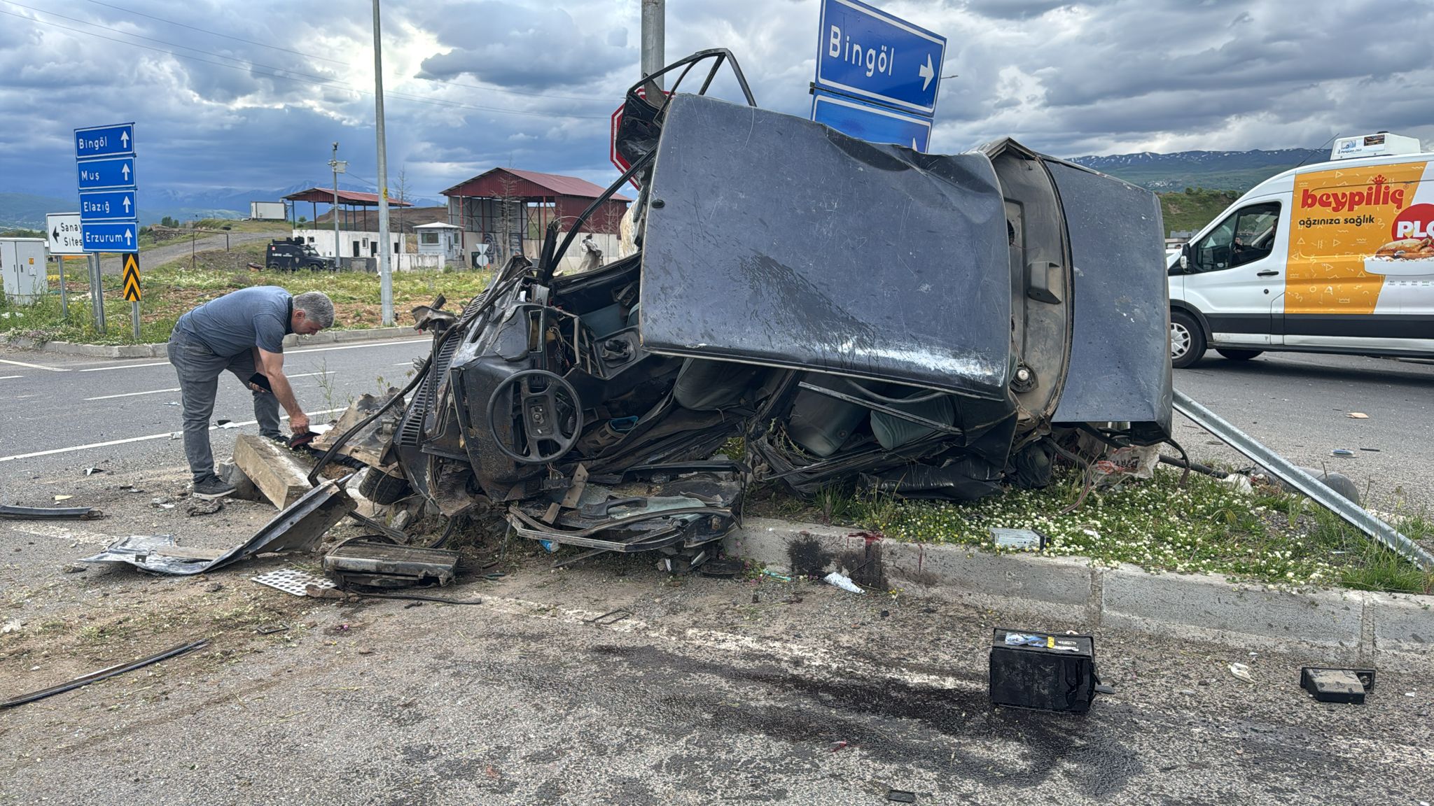 Bingöl’de Kamyon Dehşeti: 2 Otomobile Çarptı