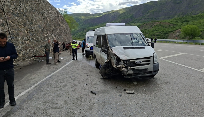 Minibüs İle Otomobil Çarpıştı: 2 Yaralı