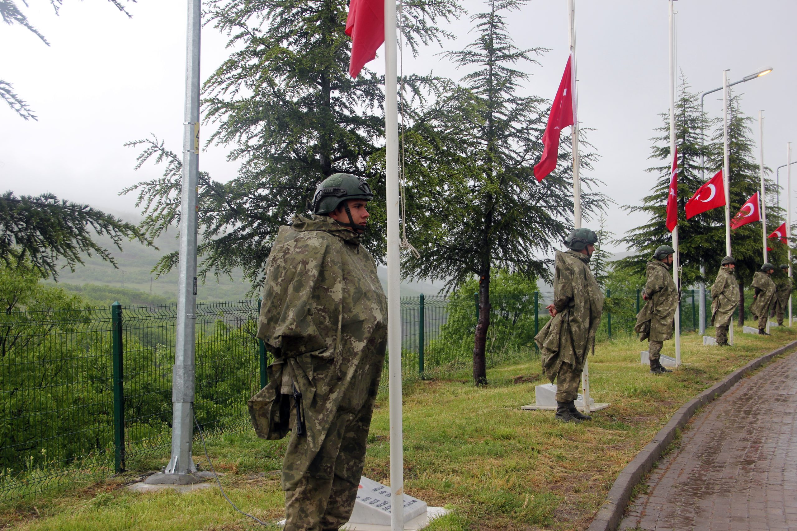 Bingöl’de 33 yıl önce şehit edilen 33 asker törenle anıldı