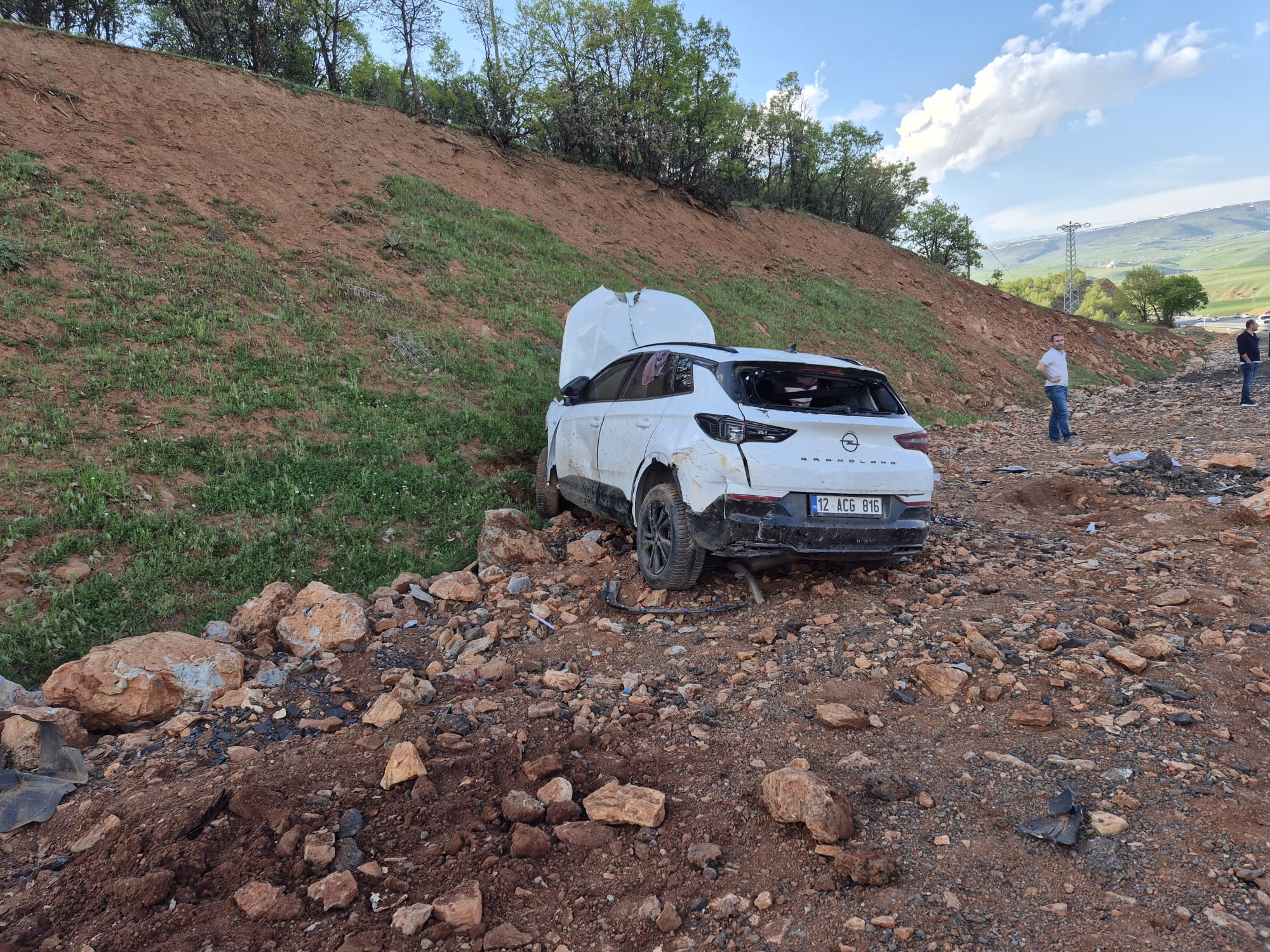 Bingöl’de cip şarampole devrildi: 6 yaralı