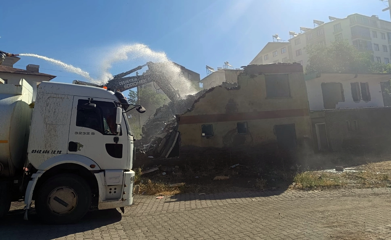 Bingöl’de Metruk Binalar Yıkılıyor
