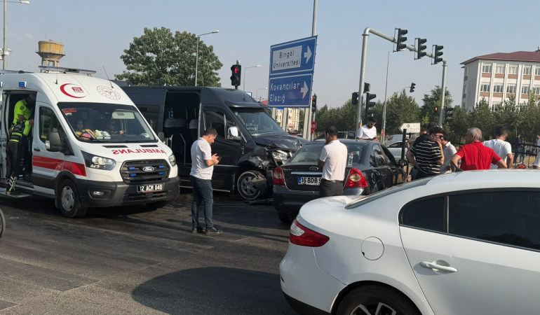 Bingöl’de Trafik Faciası: 5 Kişi Yaralandı