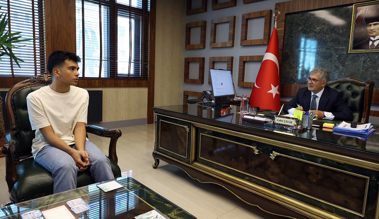 LGS Şampiyonu Valilikte Onurlandırıldı
