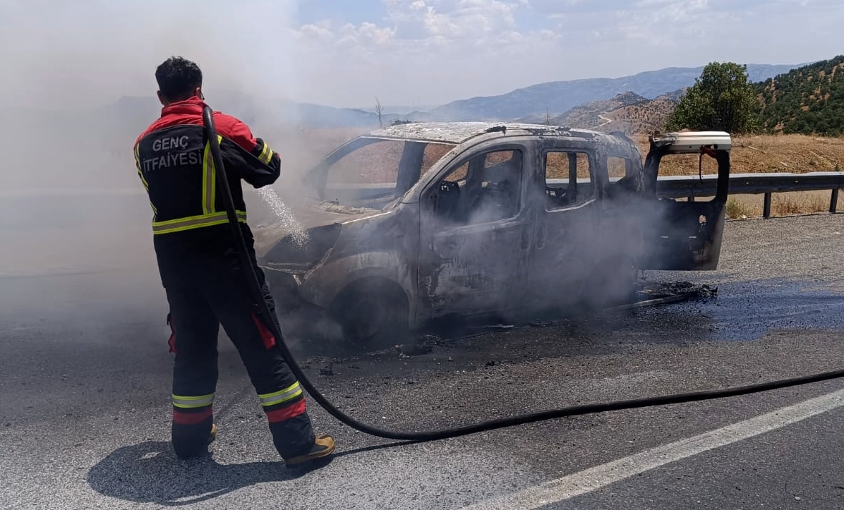 Seyir Halindeki Araç Alev Alev Yandı