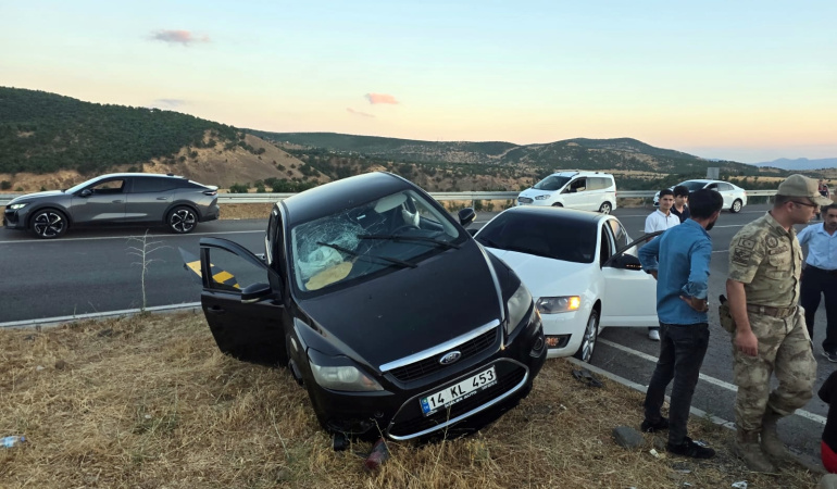 Bingöl’de İki Otomobil Çarpıştı: 3 Yaralı