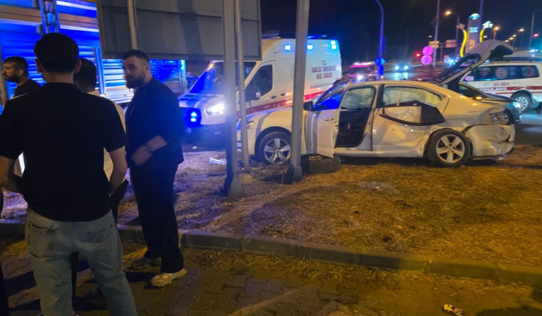 Bingöl’de otomobil ile TIR çarpıştı: 5 yaralı