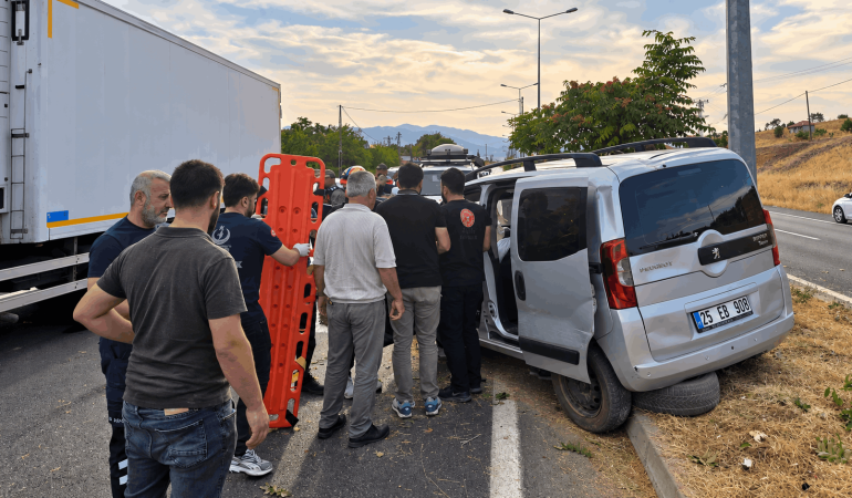 Hafif Ticari Araç Refüje Çarptı