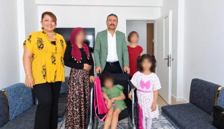 MHP’li Özcoşkun’dan İhtiyaç Sahibi Çocuğa Tekerlekli Sandalye Desteği