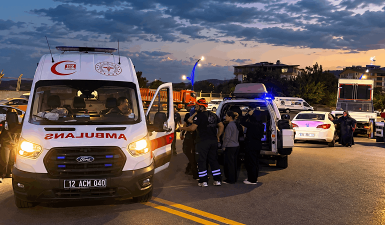 Bingöl’de İki Otomobil Çarpıştı: 4 Yaralı
