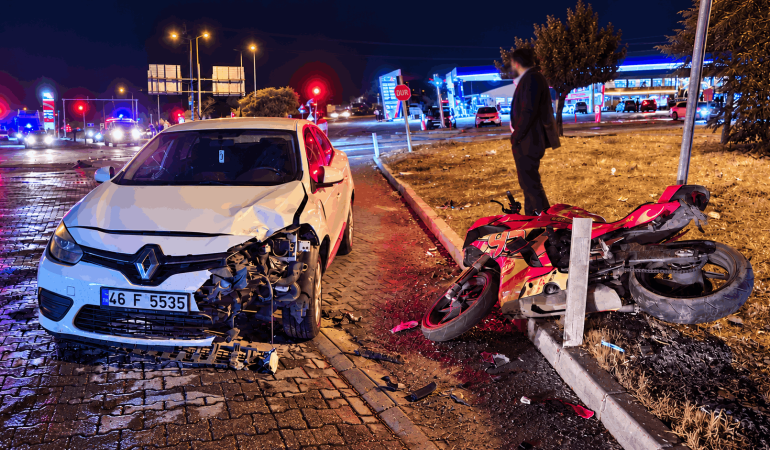 Bingöl’de Otomobil ve Motosiklet Çarpıştı
