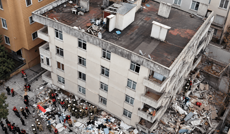Maltepe’de 7 katlı binanın 3 katı çöktü: Ekipler seferber oldu