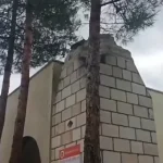 Diyarbakır’da Kuvvetli Rüzgarla Caminin Minaresi Evin Damına Devrildi