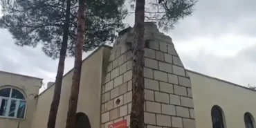 Diyarbakır’da Kuvvetli Rüzgarla Caminin Minaresi Evin Damına Devrildi