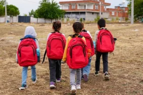 DBB’den Öğrencilere Kırtasiye Ve Çanta Desteği