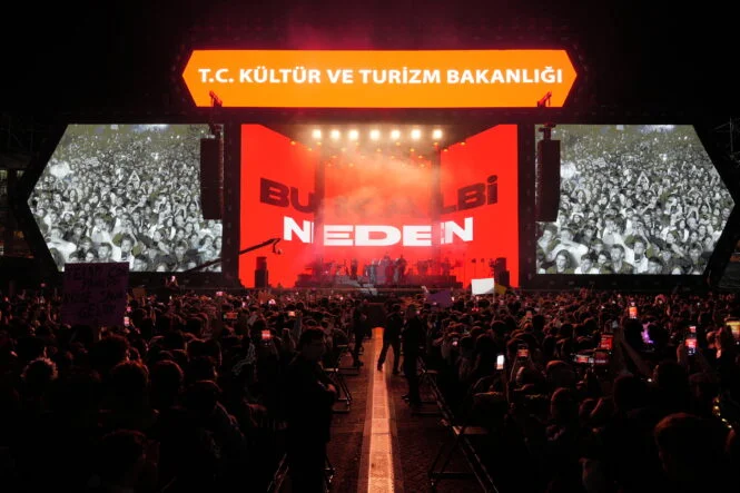 Derya Uluğ Ve Poizi, Konserleriyle Diyarbakırlıları Coşturdu
