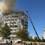 8 Katlı Binanın Çatısında Yangında Mahsur Kalan 7 Kişi Kurtarıldı