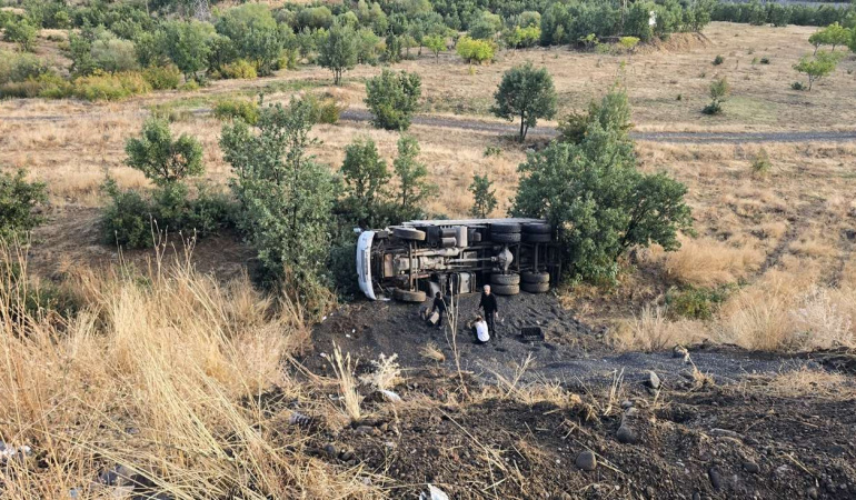 Bingöl’de Kamyon Şarampole Devrildi: 1 Yaralı Ağır