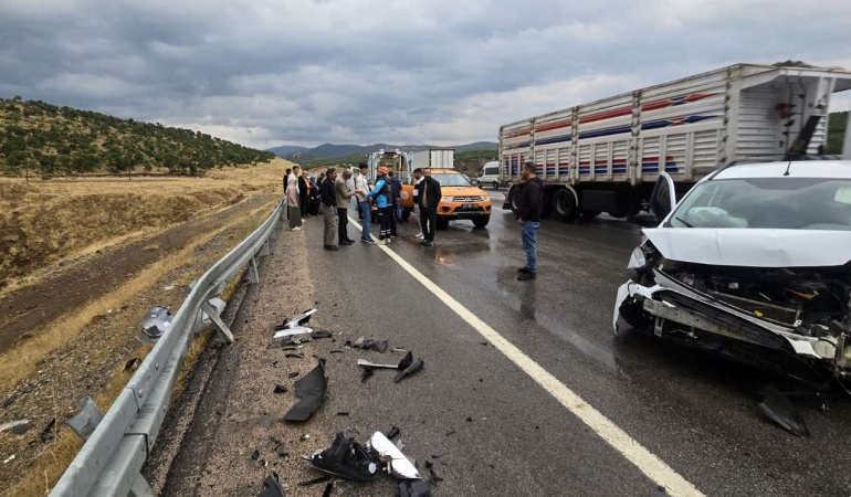 Bingöl Erzurum yolunda yağış kazaya neden oldu: 1 yaralı