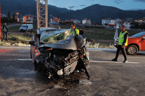 Karlıova’da Otomobil Direğe Çarptı: 3 Yaralı