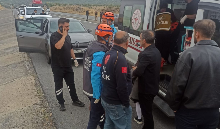 Bingöl-Elazığ yolunda otomobil kanala düştü: 3 yaralı