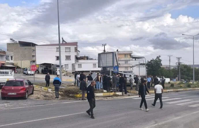 Diyarbakır’da Kamyonetle Otomobil Çarpıştı: 2 Yaralı
