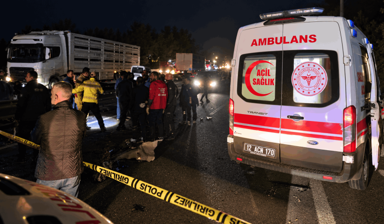 Bingöl’de Otomobil Bariyerlere Çarptı: 2 Ölü