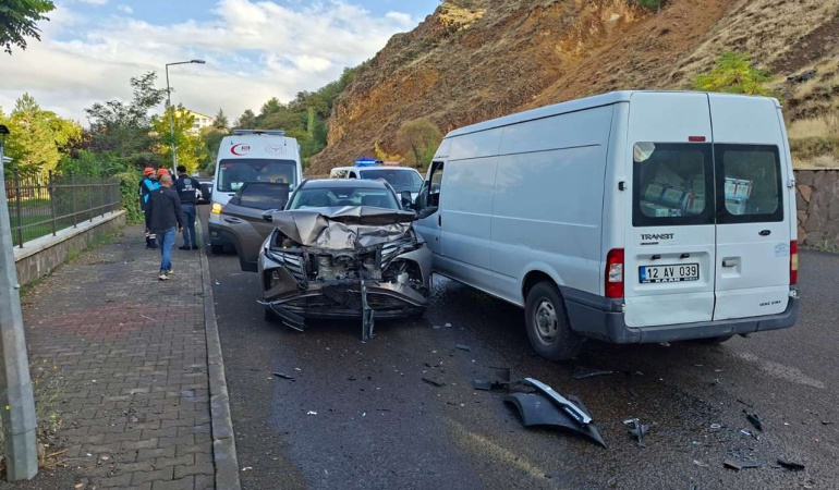 Bingöl’de minibüs ile cip çarpıştı: 3 yaralı