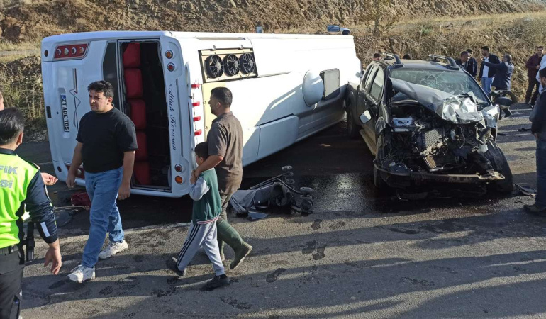 Bingöl-Diyarbakır Yolunda Otobüs ile Pikap Çarpıştı: 12 Yaralı