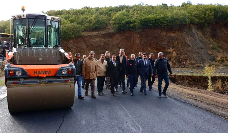 Bingöl’de köy yolları için asfalt mesaisi sürüyor