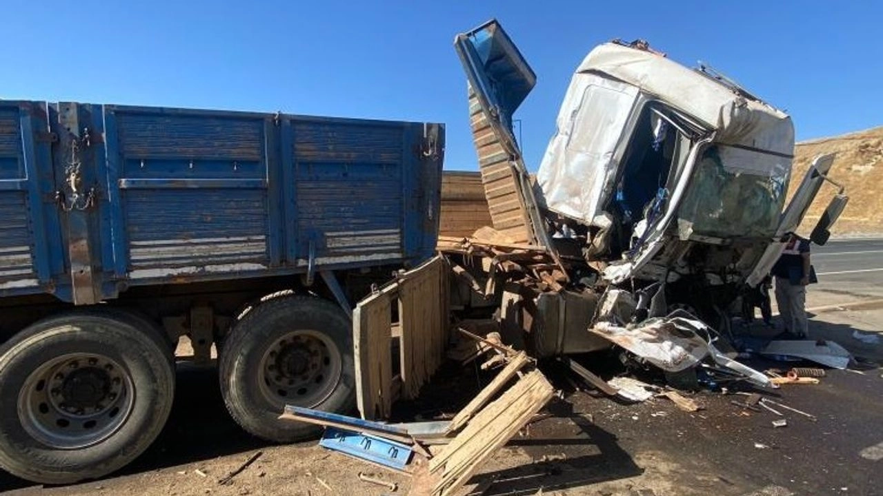 bingolde-kamyon-ve-tir-carpisti-2-yarali-2