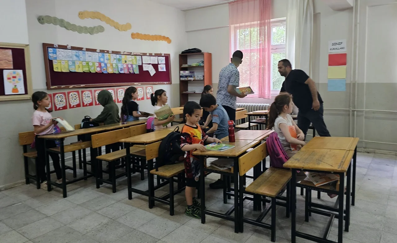 Genç'te Öğrencilere Kitap ve Kırtasiye Desteği-----