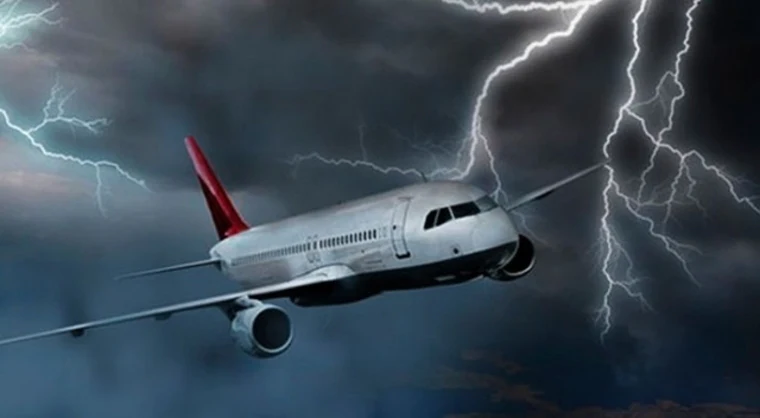 ucak-yildirim-simsek-dusmesi-carpmasi_1600x