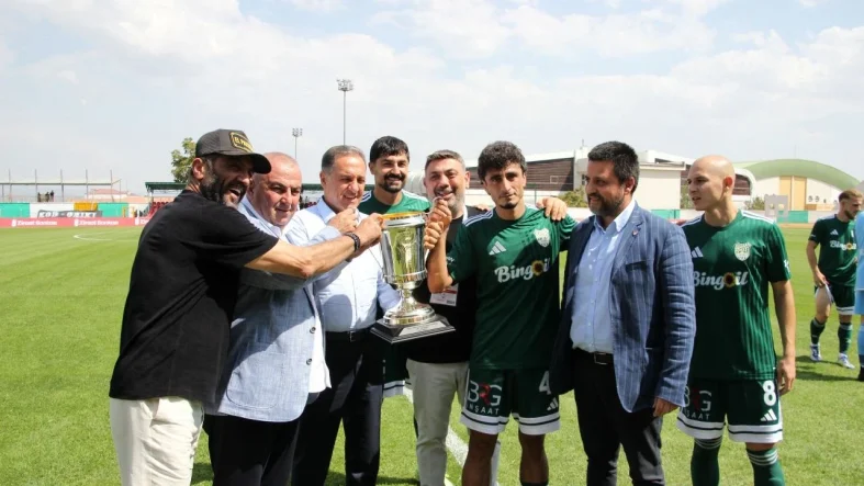 12-bingolspor-sampiyonluk-kupasini-aldi-1