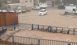 İzmir’de Sağanak Yağış Hayatı Felç Etti: Foça’da Ev ve İş Yerlerini Su Bastı